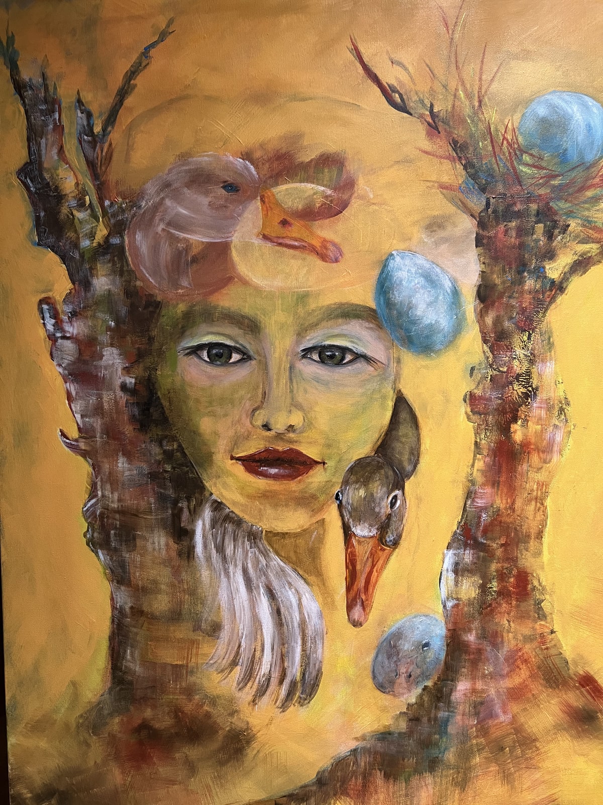 Menschliche Figur mit Tieren in einer warmen goldenen Landschaft
