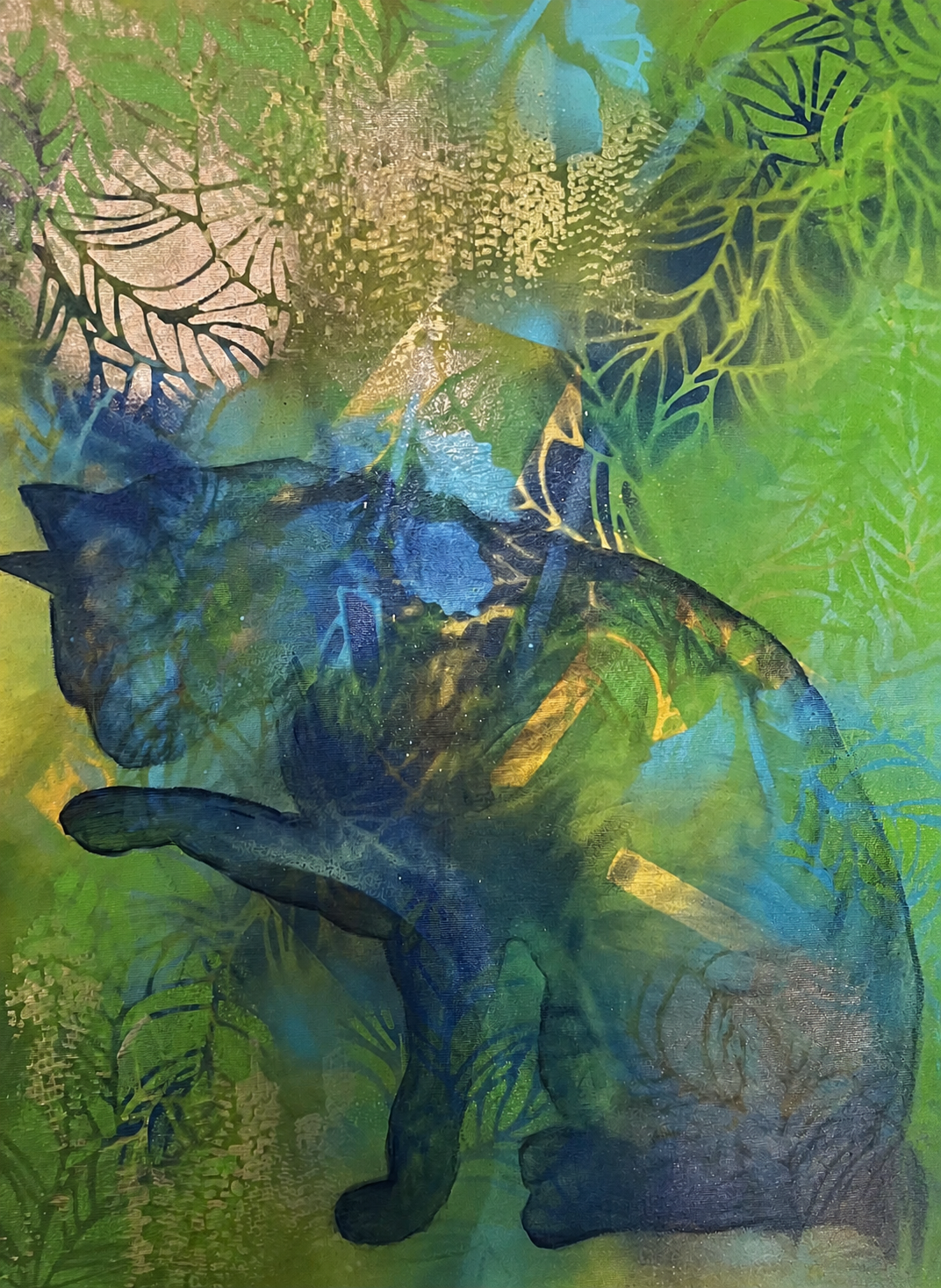 Dunkle Tiergestalt zwischen blauen und grünen Blättern