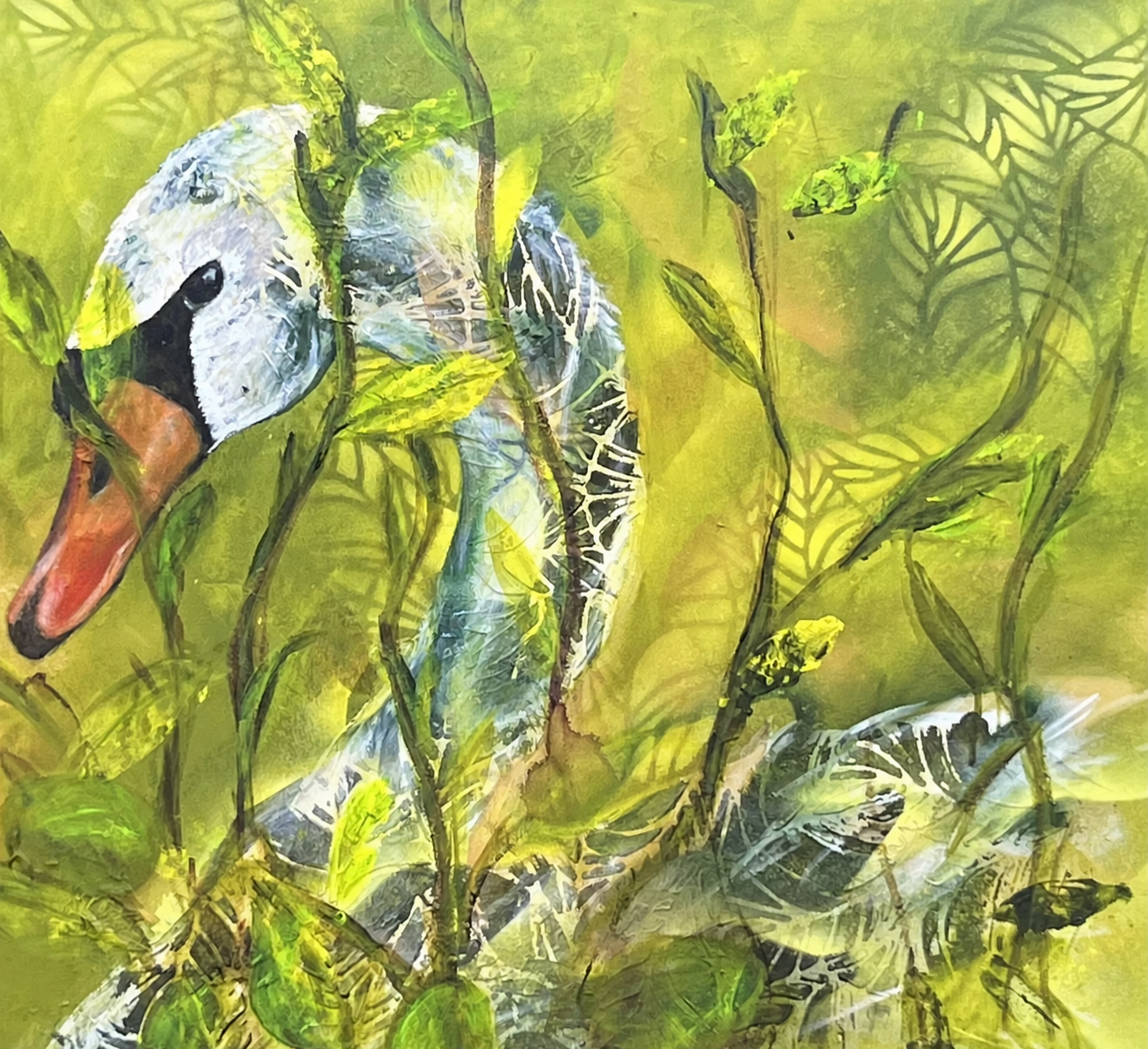 Nach links blickender Schwan zwischen leuchtenden grünen Blättern