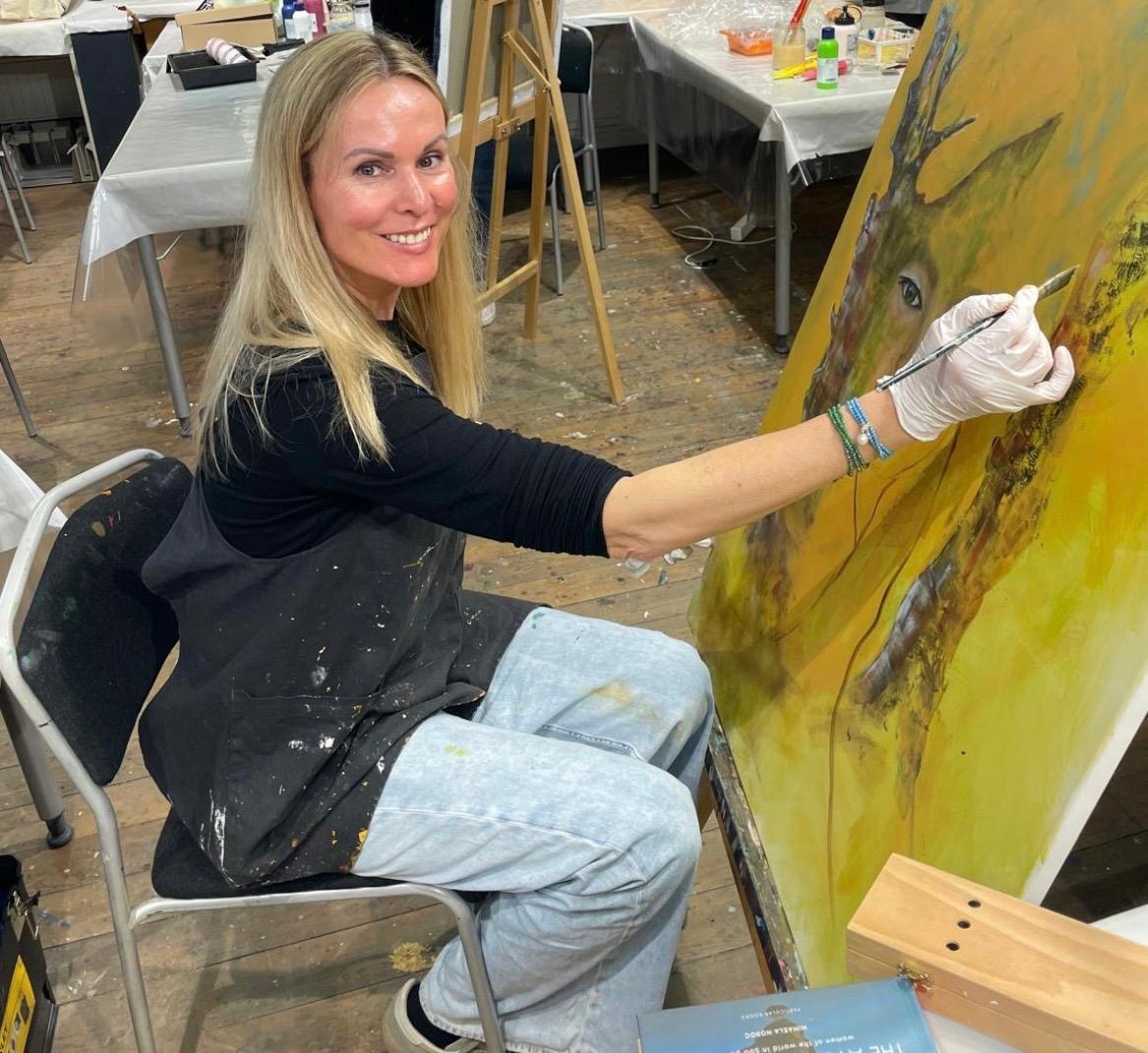 Renata Koller beim Malen an einem großformatigen Tierbild